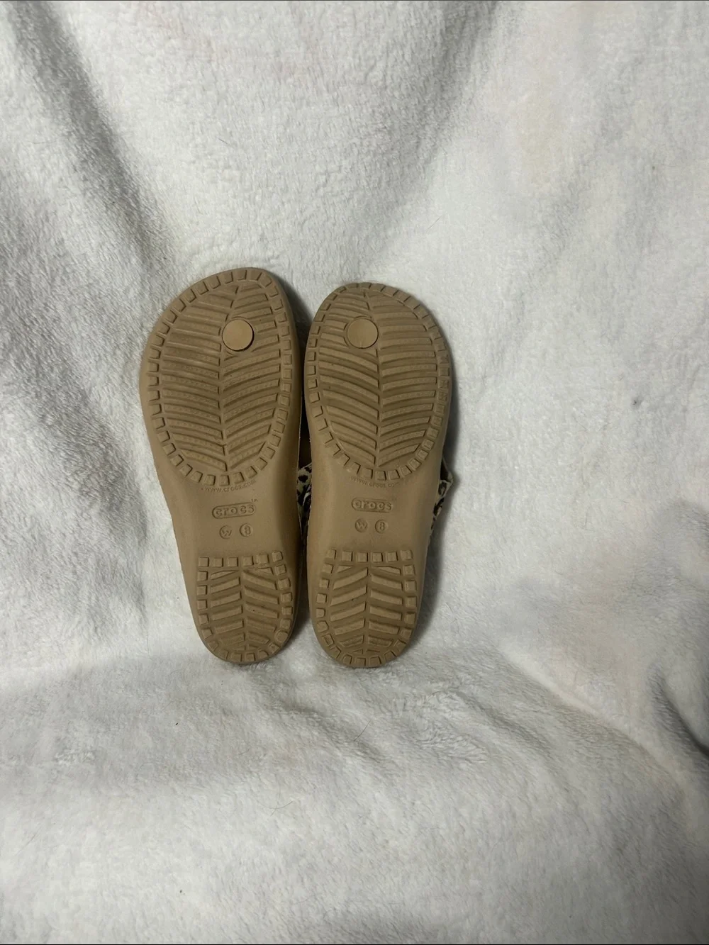 CROCS Women’s Tan Flip Sandals with Leopard-Print Straps(sz8)